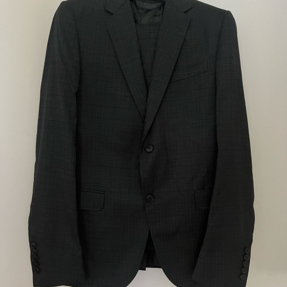Beautiful Gucci suite sz.42 worn twice - Picture 2 of 10